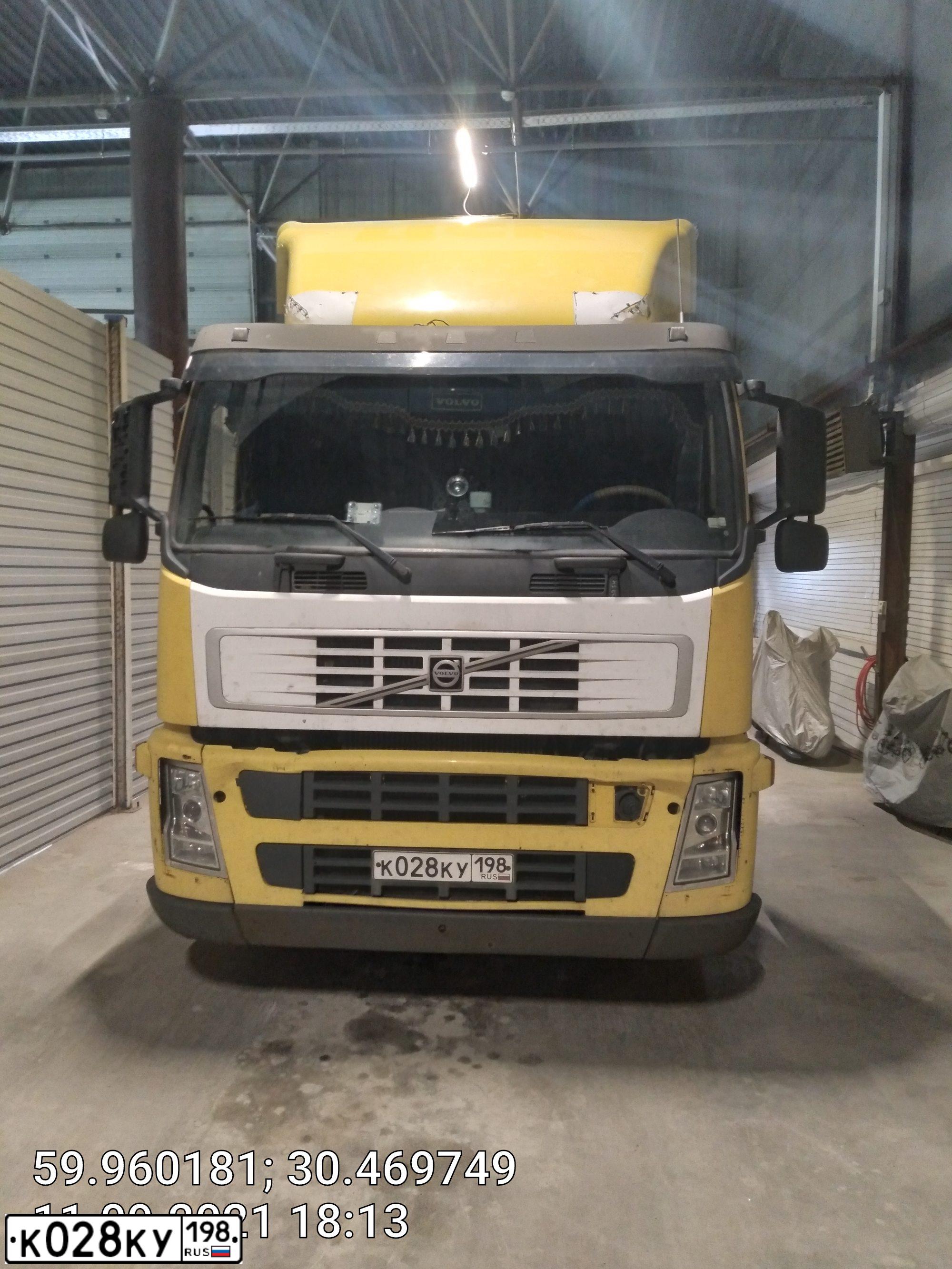 Фото автомобиля VOLVO SERIE FM /4X2/, 2008 — госномер К028КУ198. Цвет: ЖЕЛТЫЙ
