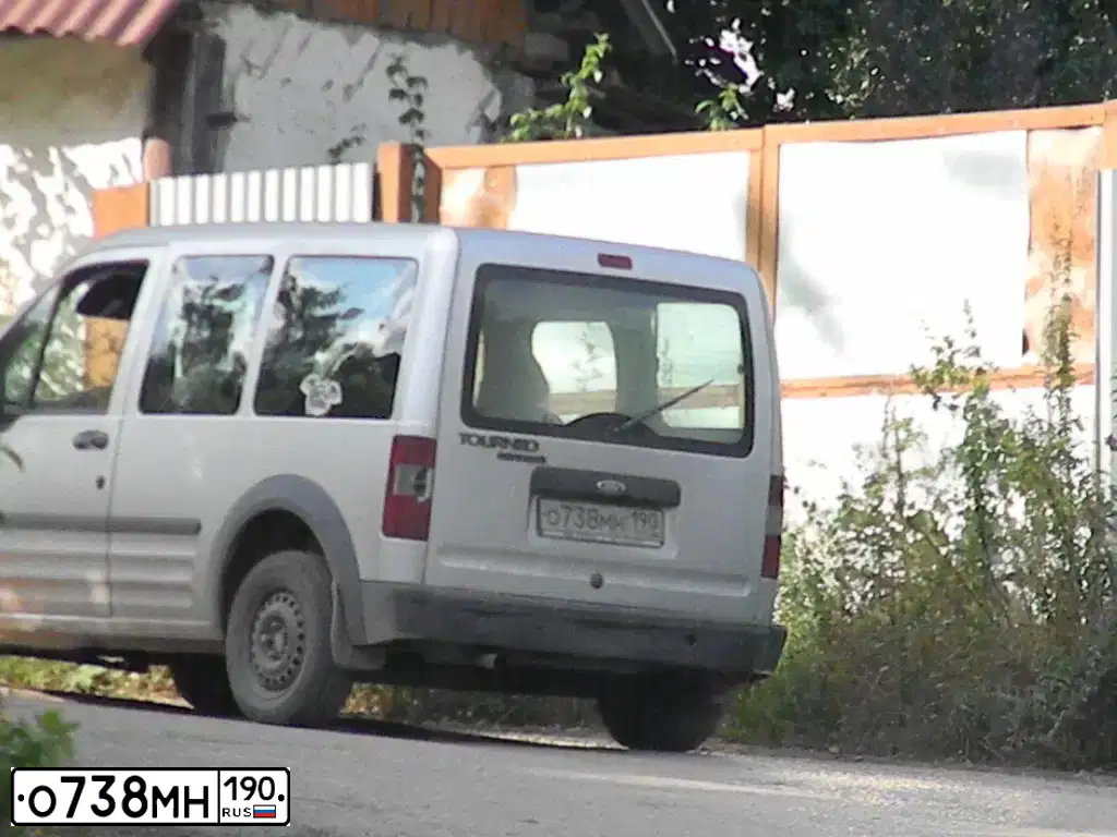 Фото автомобиля FORD TOURNEO CONNECT, 2005 — госномер О738МН190. Цвет: СЕРЫЙ
