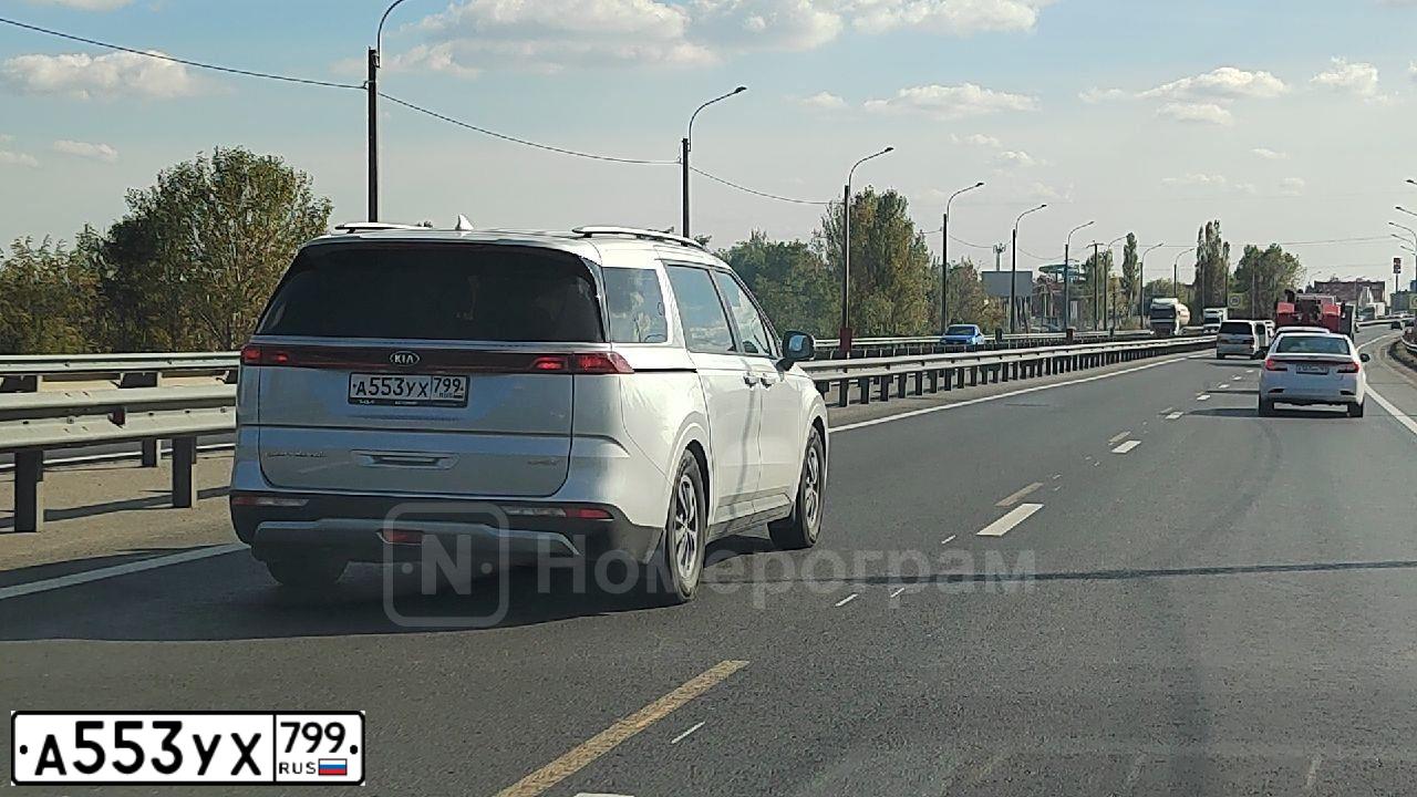 Фото автомобиля KIA CARNIVAL, 2021 — госномер А553УХ799. Цвет: СЕРЫЙ