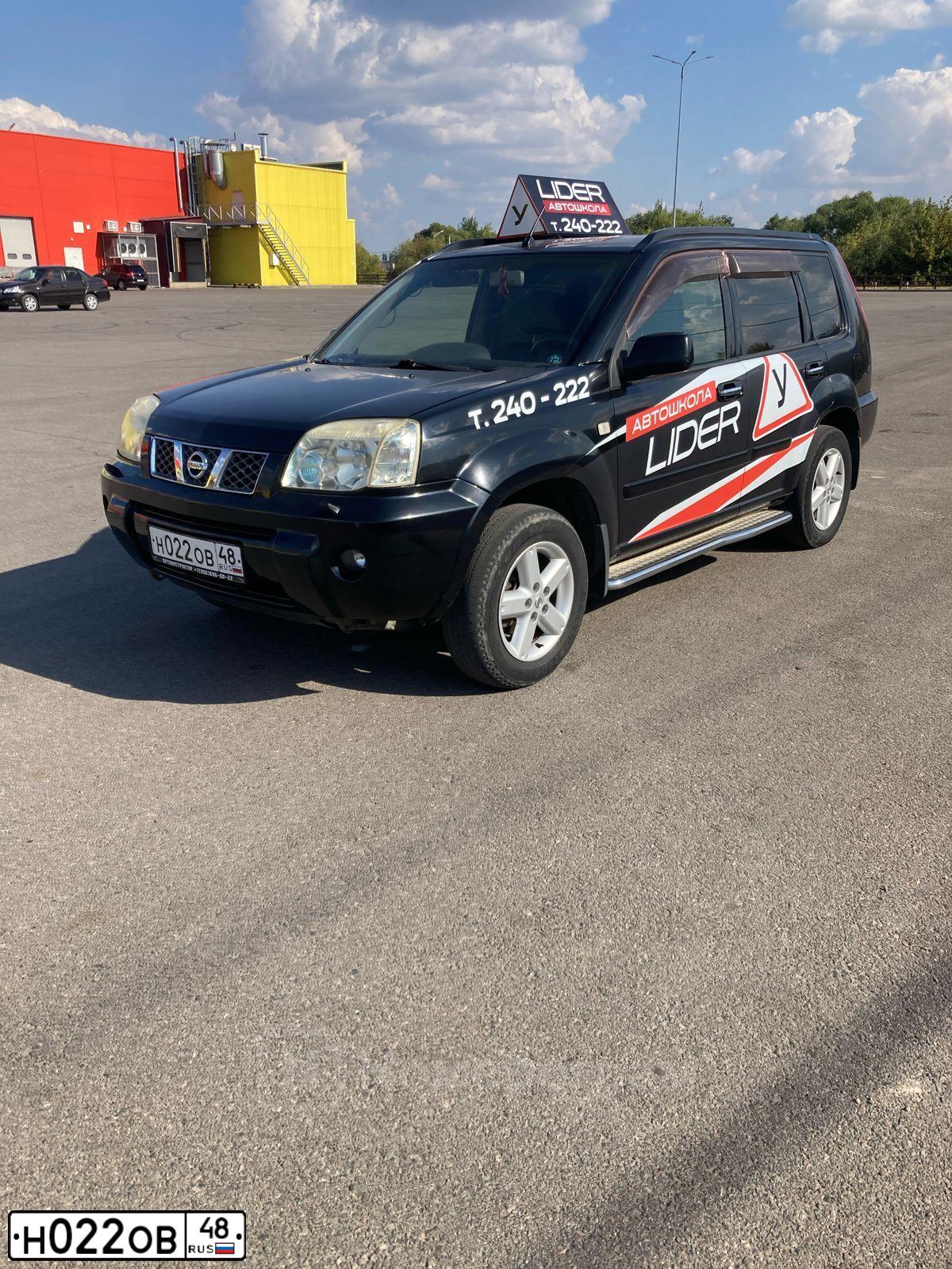 Фото автомобиля NISSAN X-TRAIL, 2006 — госномер Н022ОВ48. Цвет: ЧЕРНЫЙ