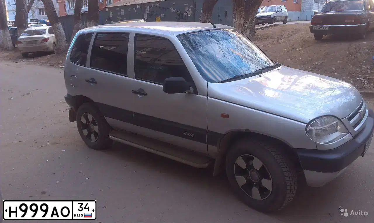 Фото автомобиля CHEVROLET NIVA, 2005 — госномер Р241КТ761. Цвет: Светло-Серебристый металлик