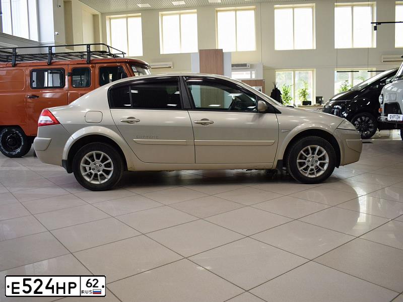 Фото автомобиля LADA 2190 GRANTA, 2013 — госномер Е524РТ62. Цвет: Серебристый