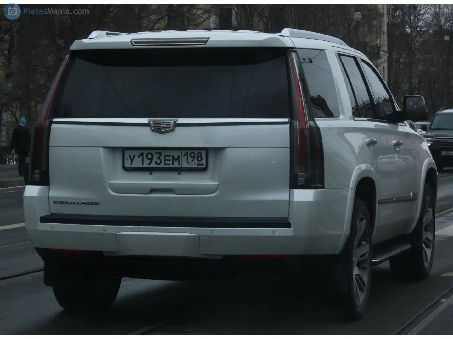 Фото автомобиля CADILLAC ESCALADE, 2016 — госномер Р002УР199. Цвет: Белый