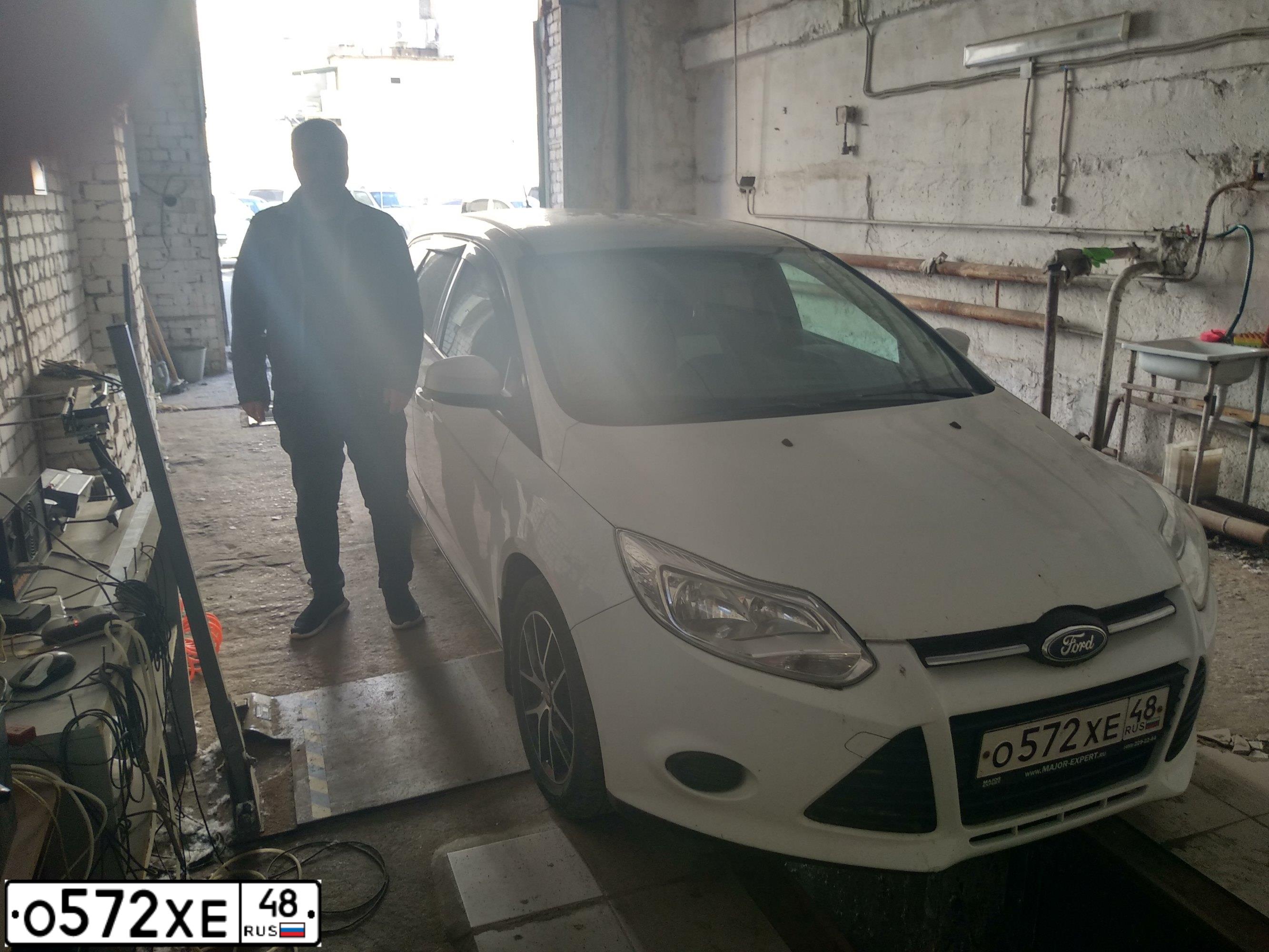 Фото автомобиля FORD FOCUS, 2015 — госномер О572ХЕ48. Цвет: Белый