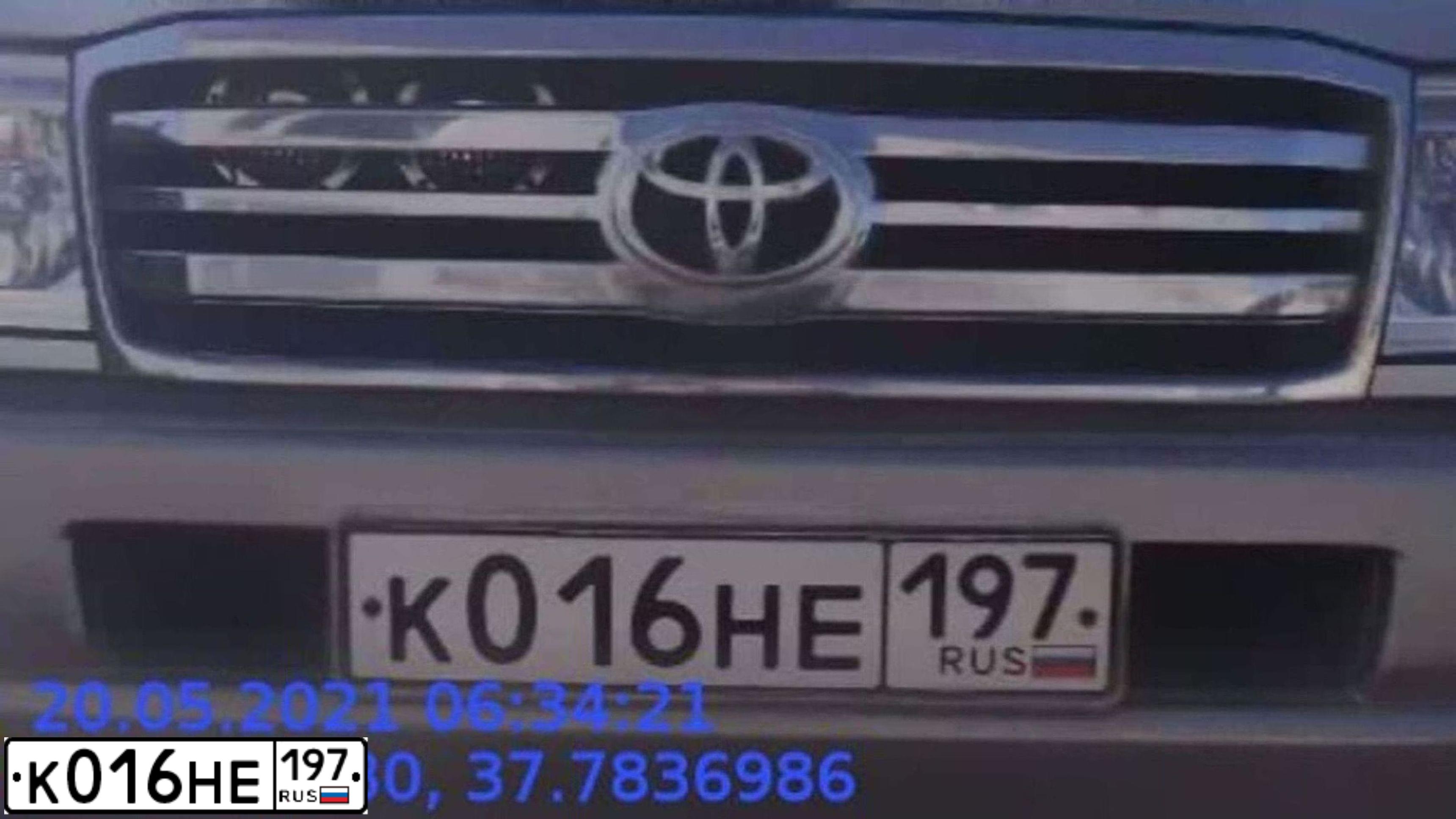 Фото автомобиля TOYOTA LANDCRUISER, 2007 — госномер К016НЕ197. Цвет: Серебристый