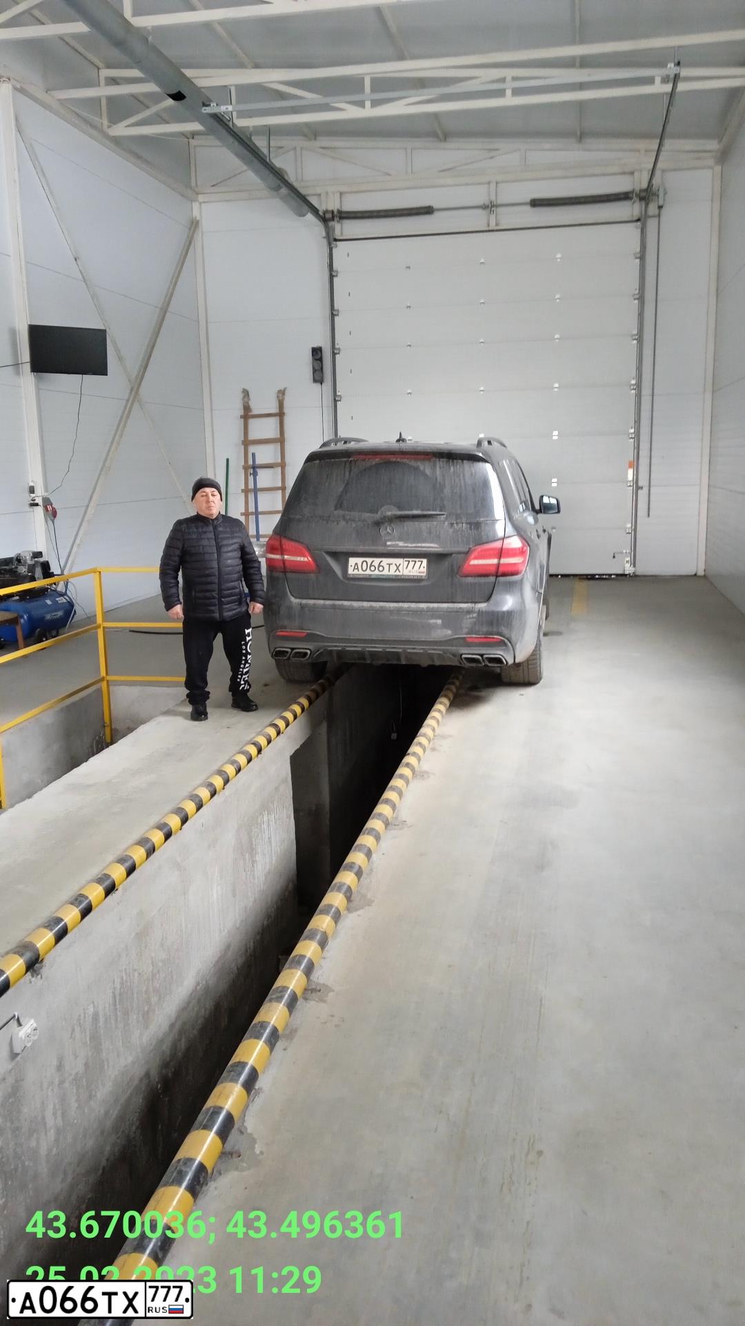 Фото автомобиля MERCEDES GL-KLASSE, 2013 — госномер У129АР799. Цвет: ЧЕРНЫЙ