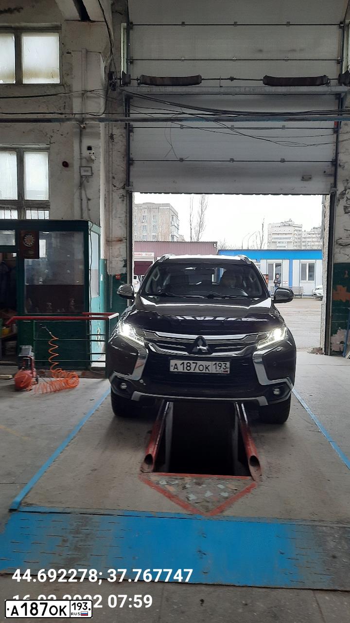 Фото автомобиля MITSUBISHI PAJERO SPORT, 2017 — госномер Е007УР48. Цвет: Коричневый