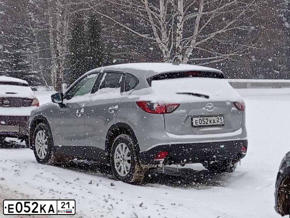 Фото автомобиля MAZDA CX-5, 2013 — госномер Е052КА21. Цвет: Серебристый