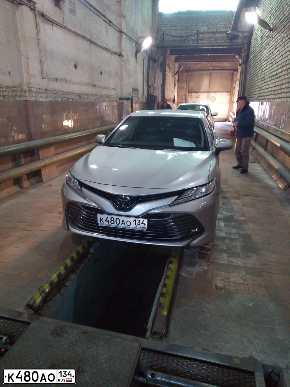 Фото автомобиля TOYOTA CAMRY, 2020 — госномер К125СТ134. Цвет: СЕРЫЙ