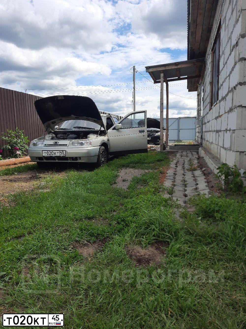 Фото автомобиля LADA 2110, 2002 — госномер Т020КТ45. Цвет: СЕРЕБРИСТО-ЖЕЛТО-ЗЕЛЕНЫЙ