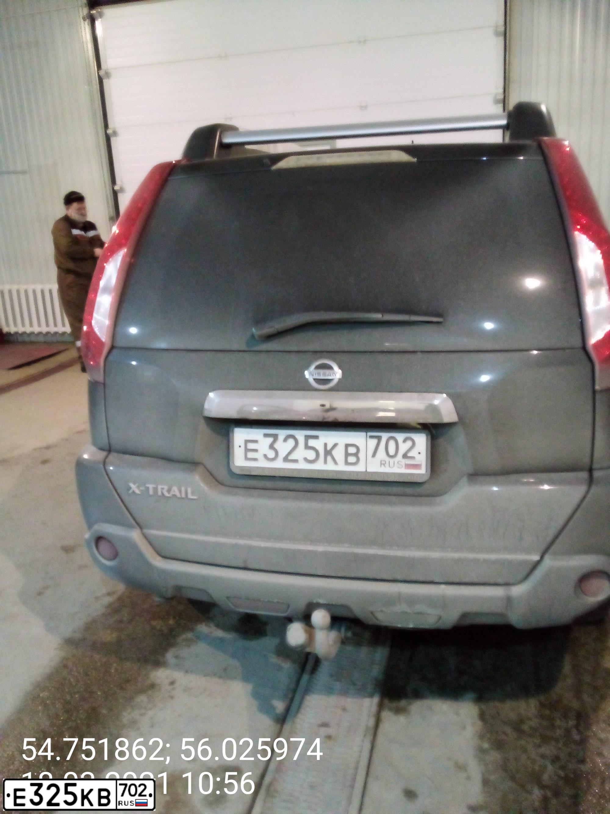 Фото автомобиля NISSAN X-TRAIL, 2014 — госномер Е325КВ702. Цвет: ЧЕРНЫЙ