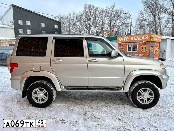 Фото автомобиля UAZ 3163 PATRIOT, 2015 — госномер А069ТК43. Цвет: Серебристо-желтый металлик