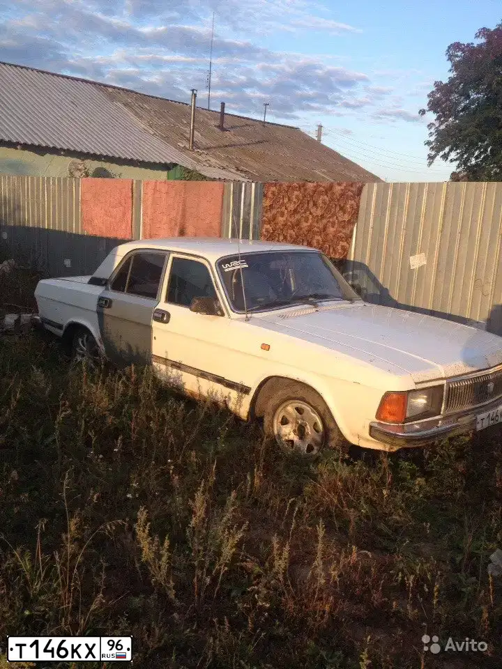 Фото автомобиля GAZ 3102 WOLGA, 2000 — госномер Н299УУ96. Цвет: БЕЛЫЙ