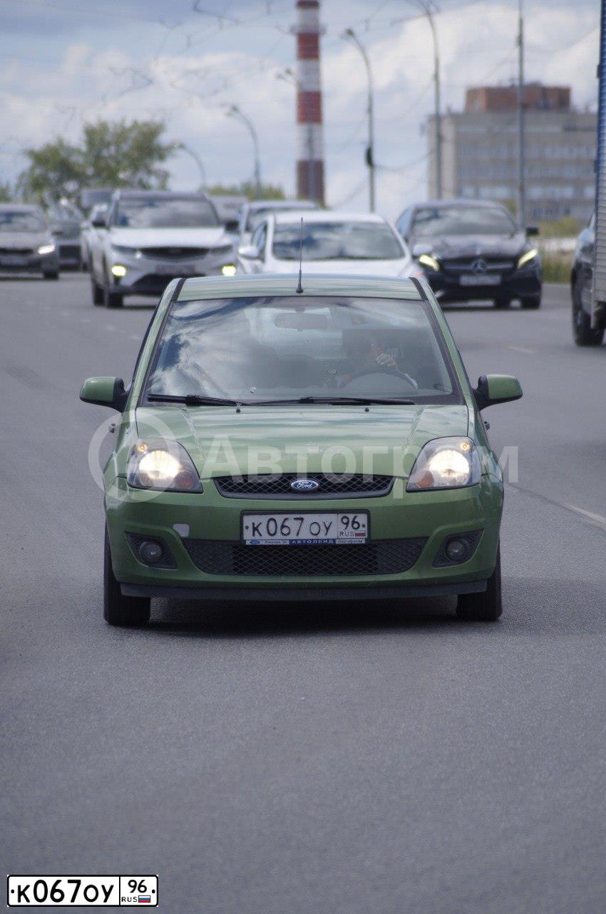 Фото автомобиля FORD FIESTA / ASPIRE, 2007 — госномер К067ОУ96. Цвет: ЗЕЛЕНЫЙ