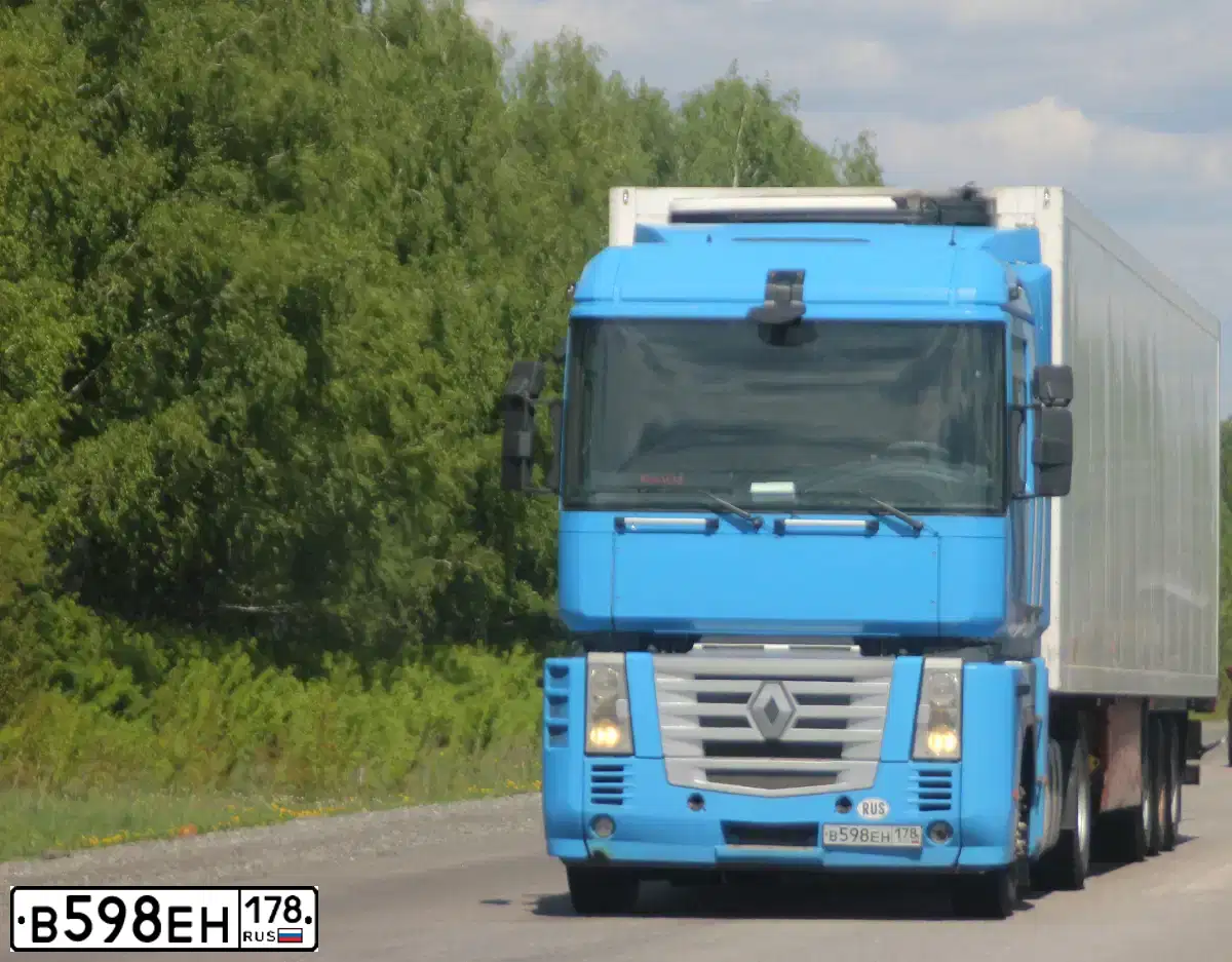 Фото автомобиля RENAULT MAGNUM, 2008 — госномер Р969СЕ05. Цвет: синий