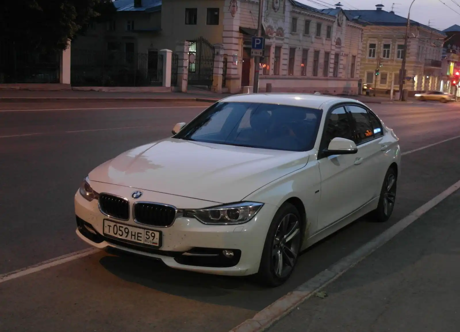 Фото автомобиля BMW 328I, 2012 — госномер Р193НС159. Цвет: Белый