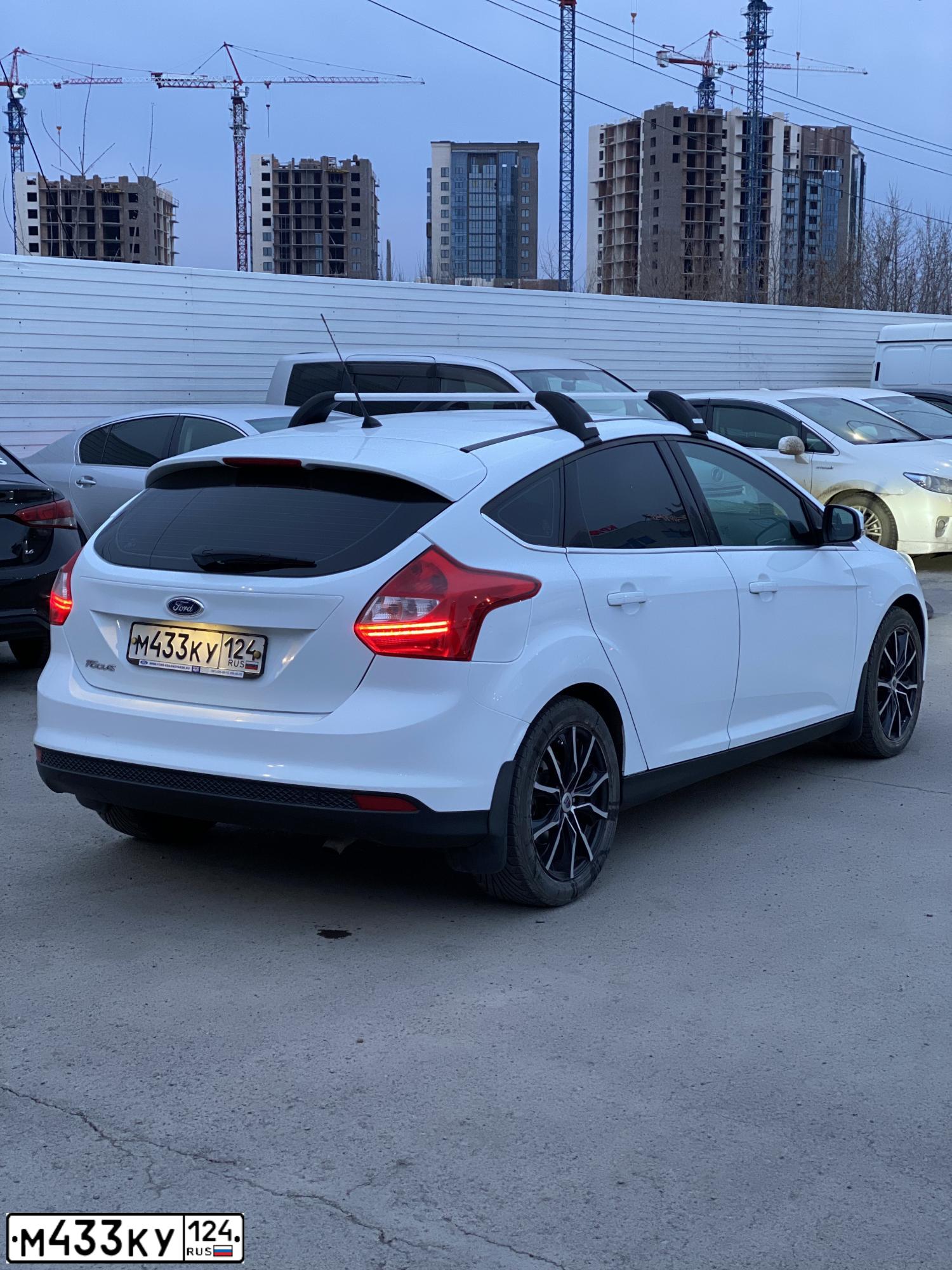 Фото автомобиля FORD FOCUS, 2013 — госномер М433КУ124. Цвет: Белый