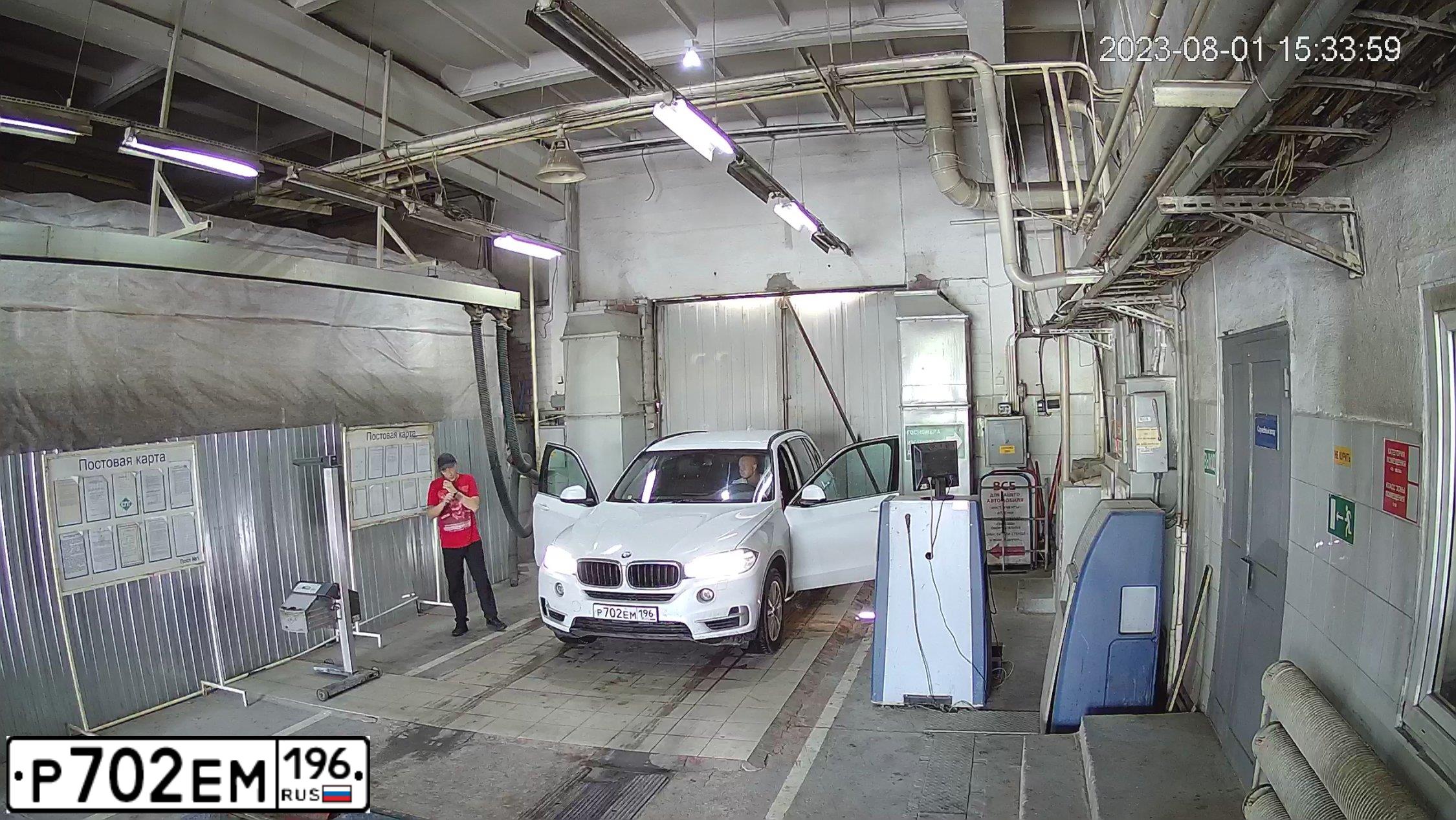 Фото автомобиля BMW X5, 2017 — госномер Р702ЕМ196. Цвет: БЕЛЫЙ