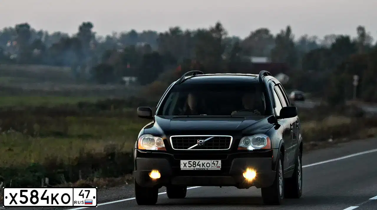 Фото автомобиля VOLVO XC90, 2003 — госномер У523АХ47. Цвет: ЧЕРНЫЙ