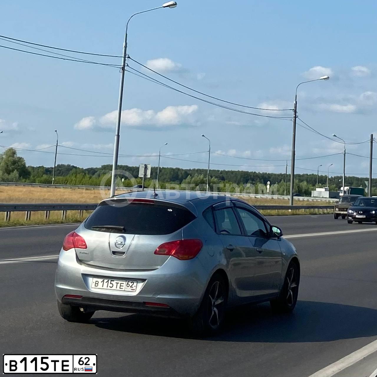 Фото автомобиля OPEL ASTRA, 2010 — госномер В115ТЕ62. Цвет: серебристый