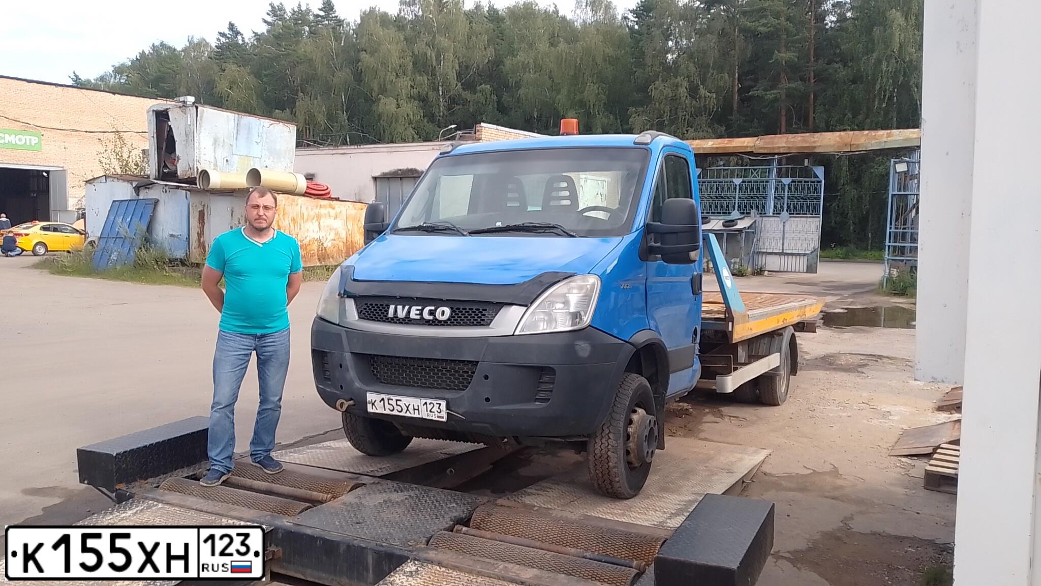 Фото автомобиля IVECO DAILY, 2012 — госномер Е348ОТ797. Цвет: синий