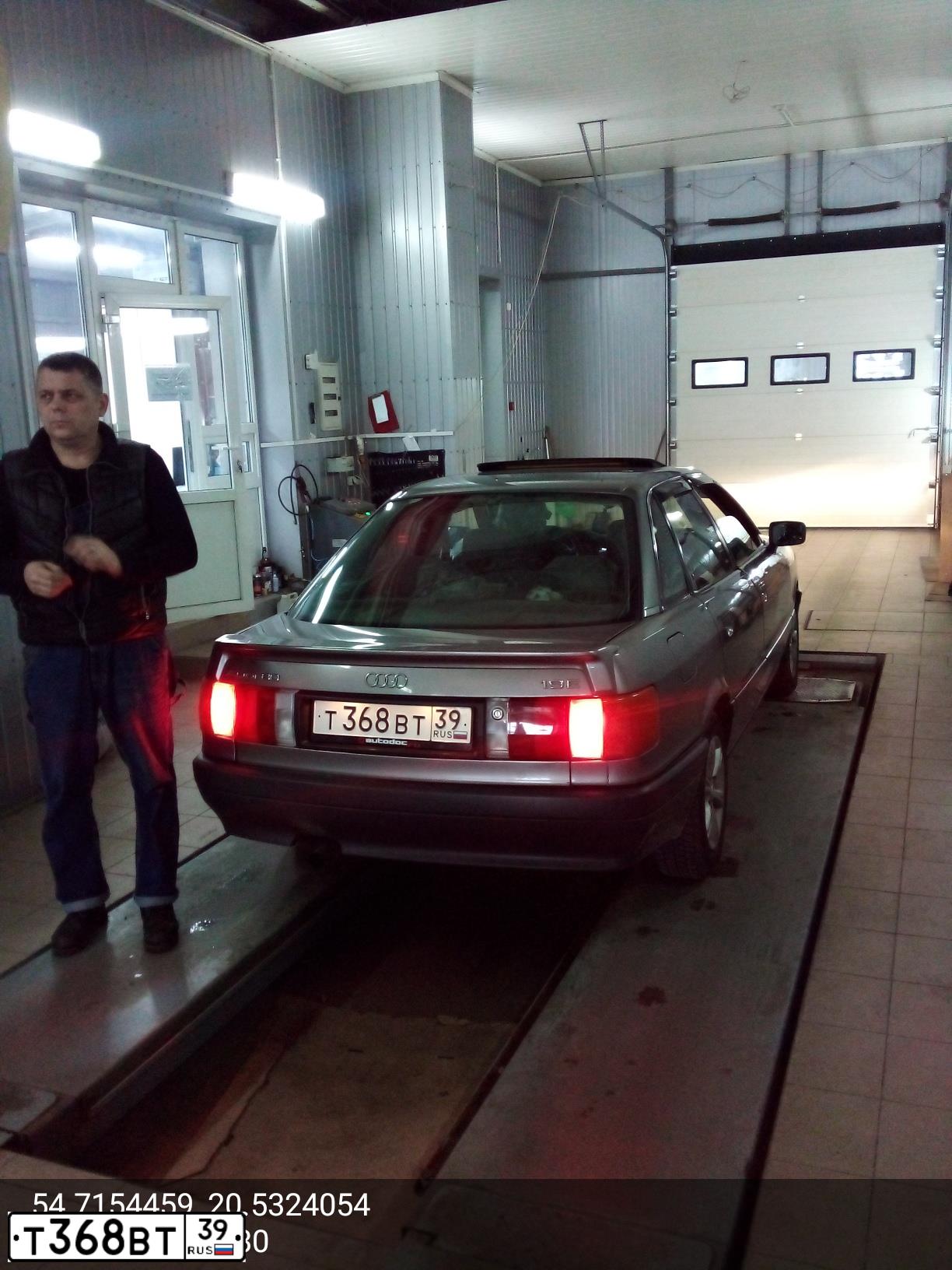 Фото автомобиля AUDI 80, 1988 — госномер Е666МХ39. Цвет: СЕРЫЙ
