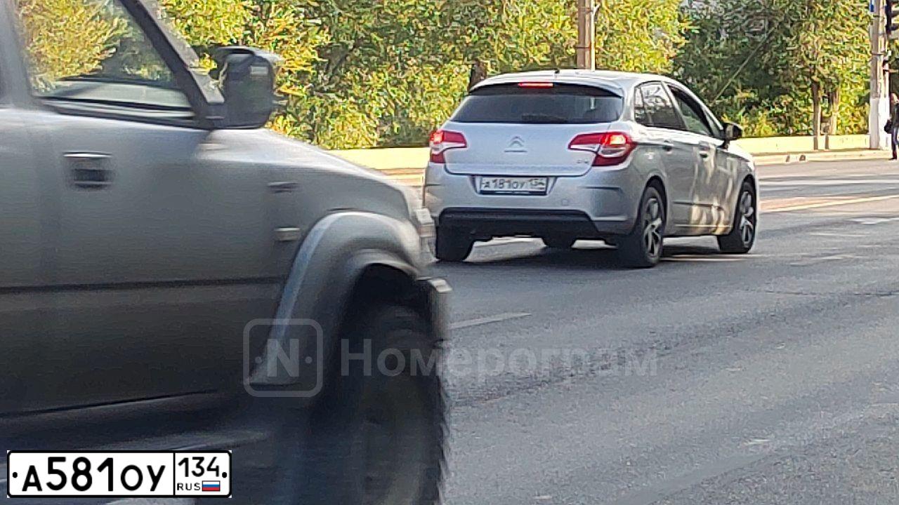 Фото автомобиля MAZDA 3, 2014 — госномер О320ВМ134. Цвет: ЧЕРНЫЙ