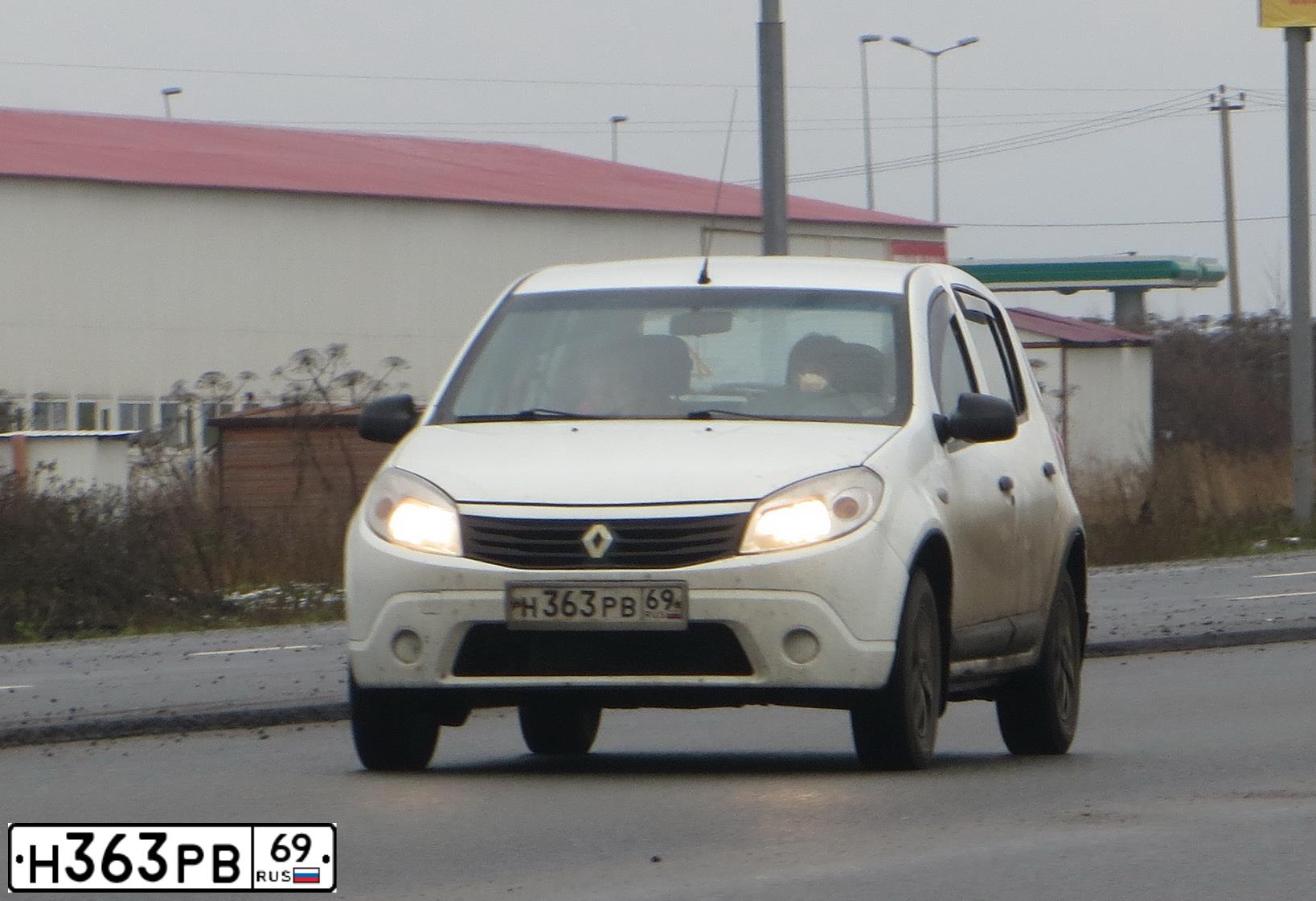 Фото автомобиля RENAULT SANDERO, 2012 — госномер Н363РВ69. Цвет: БЕЛЫЙ