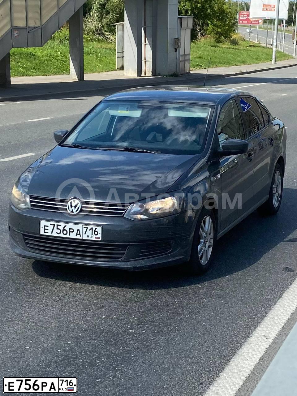 Фото автомобиля VOLKSWAGEN POLO, 2012 — госномер Е756РА716. Цвет: СЕРЫЙ