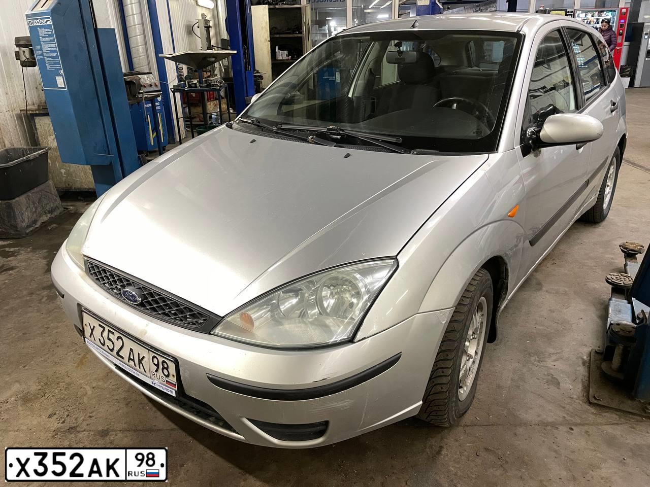 Фото автомобиля FORD FOCUS, 2004 — госномер Р462ОУ198. Цвет: Серебристый