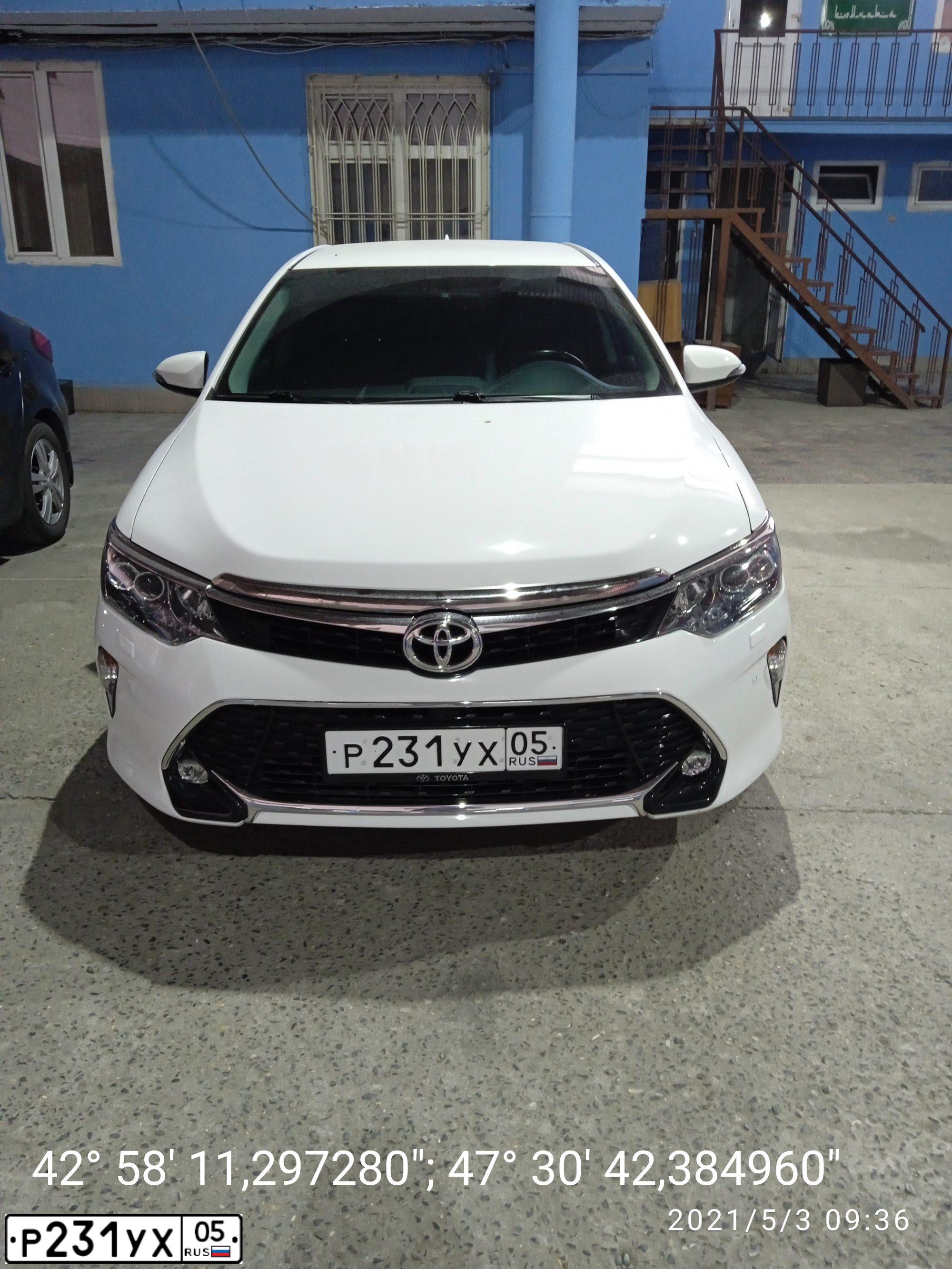 Фото автомобиля TOYOTA CAMRY, 2017 — госномер М444ТК15. Цвет: Белый