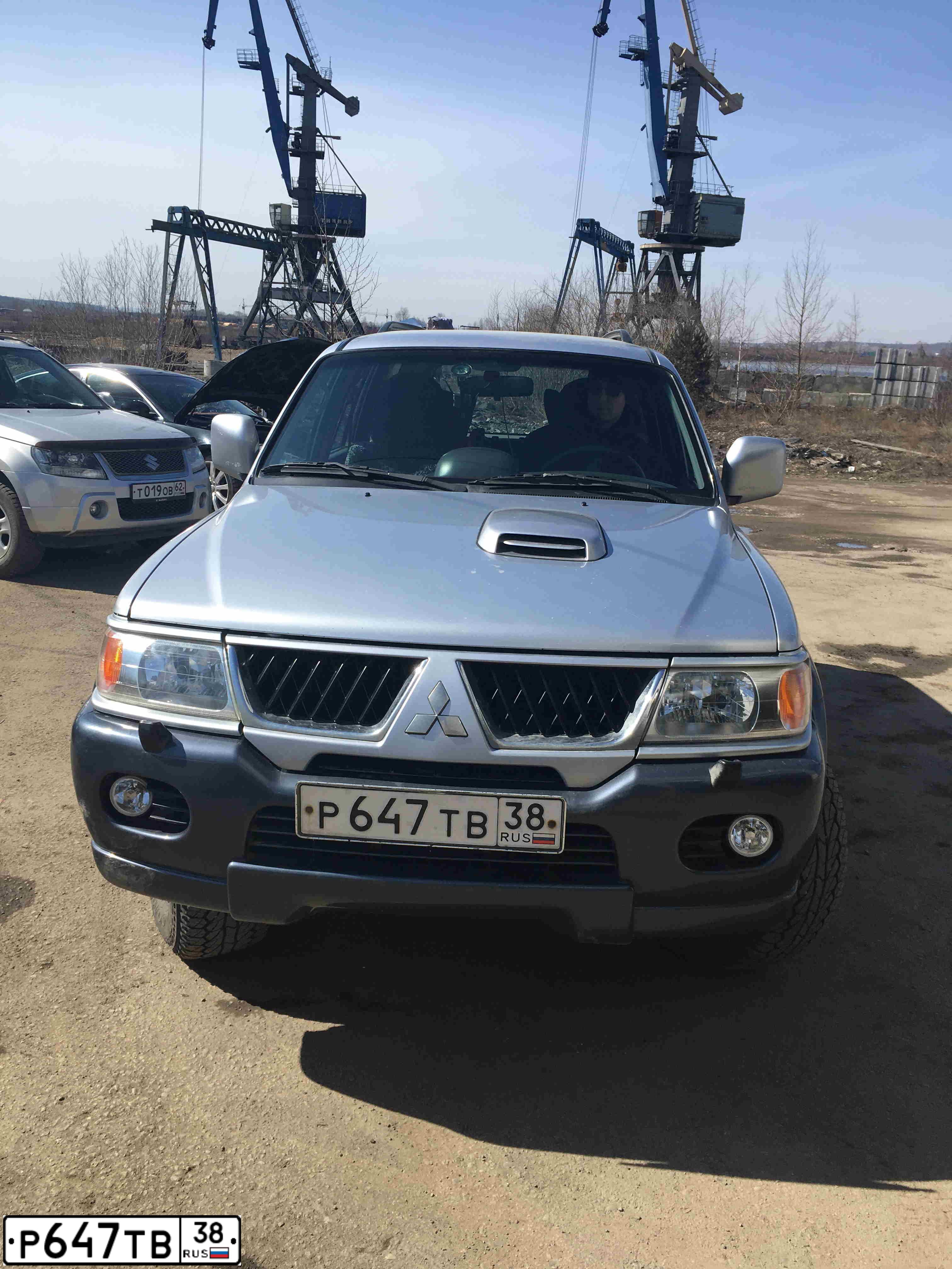 Фото автомобиля MITSUBISHI PAJERO SPORT, 2008 — госномер Р647ТВ38. Цвет: Серебристый