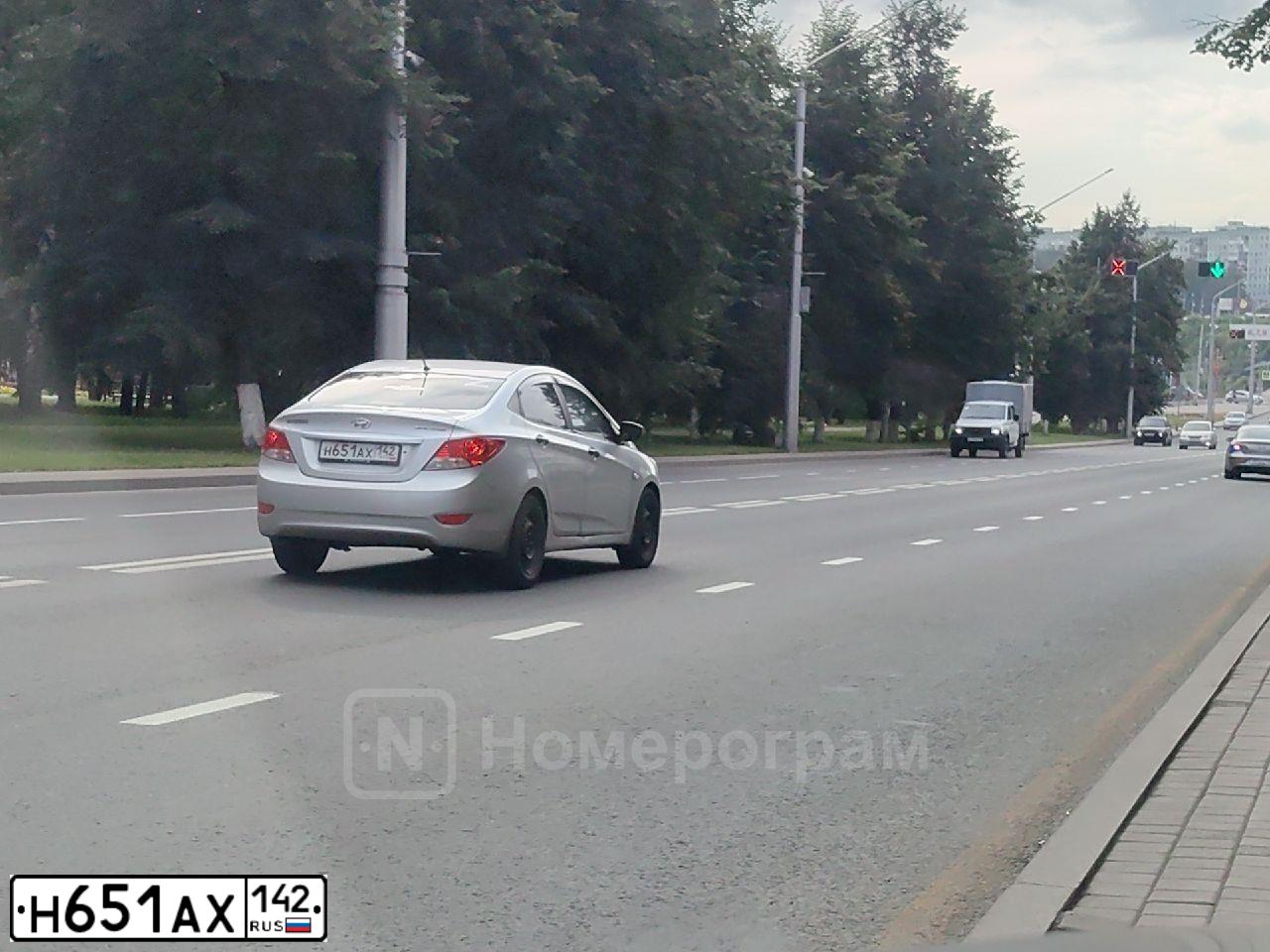 Фото автомобиля HYUNDAI SOLARIS, 2012 — госномер Н651АХ142. Цвет: Серебристый