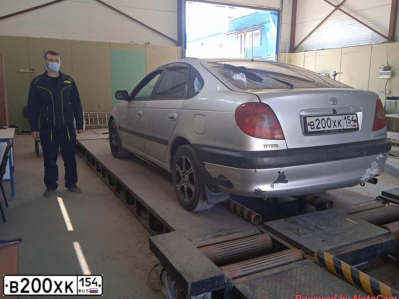 Фото автомобиля TOYOTA AVENSIS, 1998 — госномер Р628КВ154. Цвет: Серебристый
