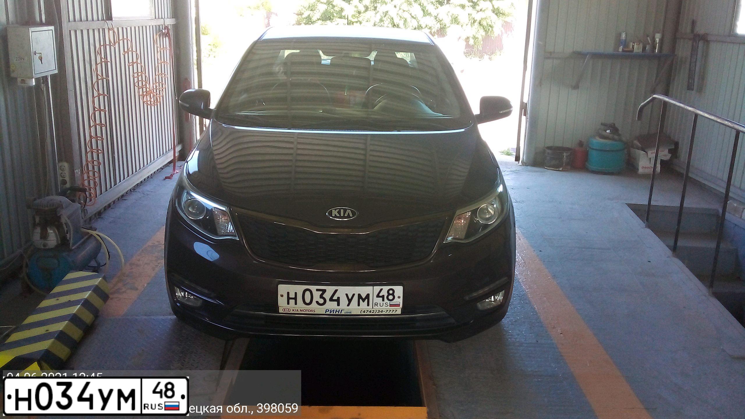 Фото автомобиля KIA RIO, 2016 — госномер Н034УМ48. Цвет: КОРИЧНЕВЫЙ