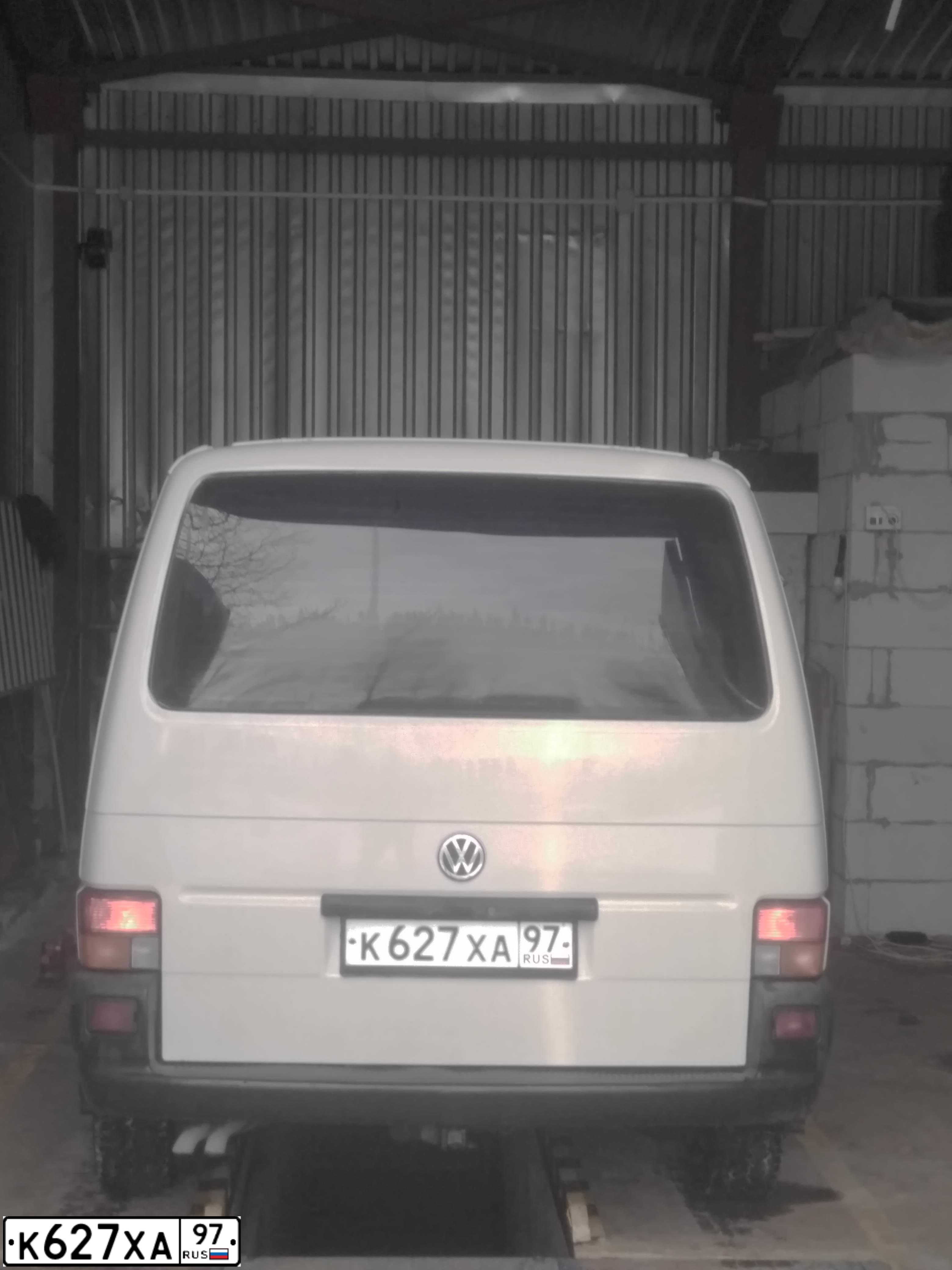 Фото автомобиля VOLKSWAGEN TRANSPORTER, 1999 — госномер К627ХА97. Цвет: БЕЛЫЙ