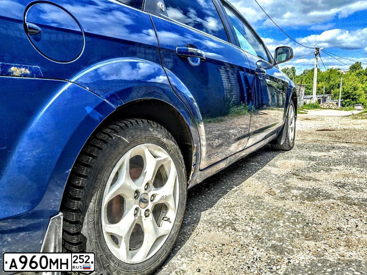 Фото автомобиля FORD FOCUS, 2008 — госномер А960МН252. Цвет: синий