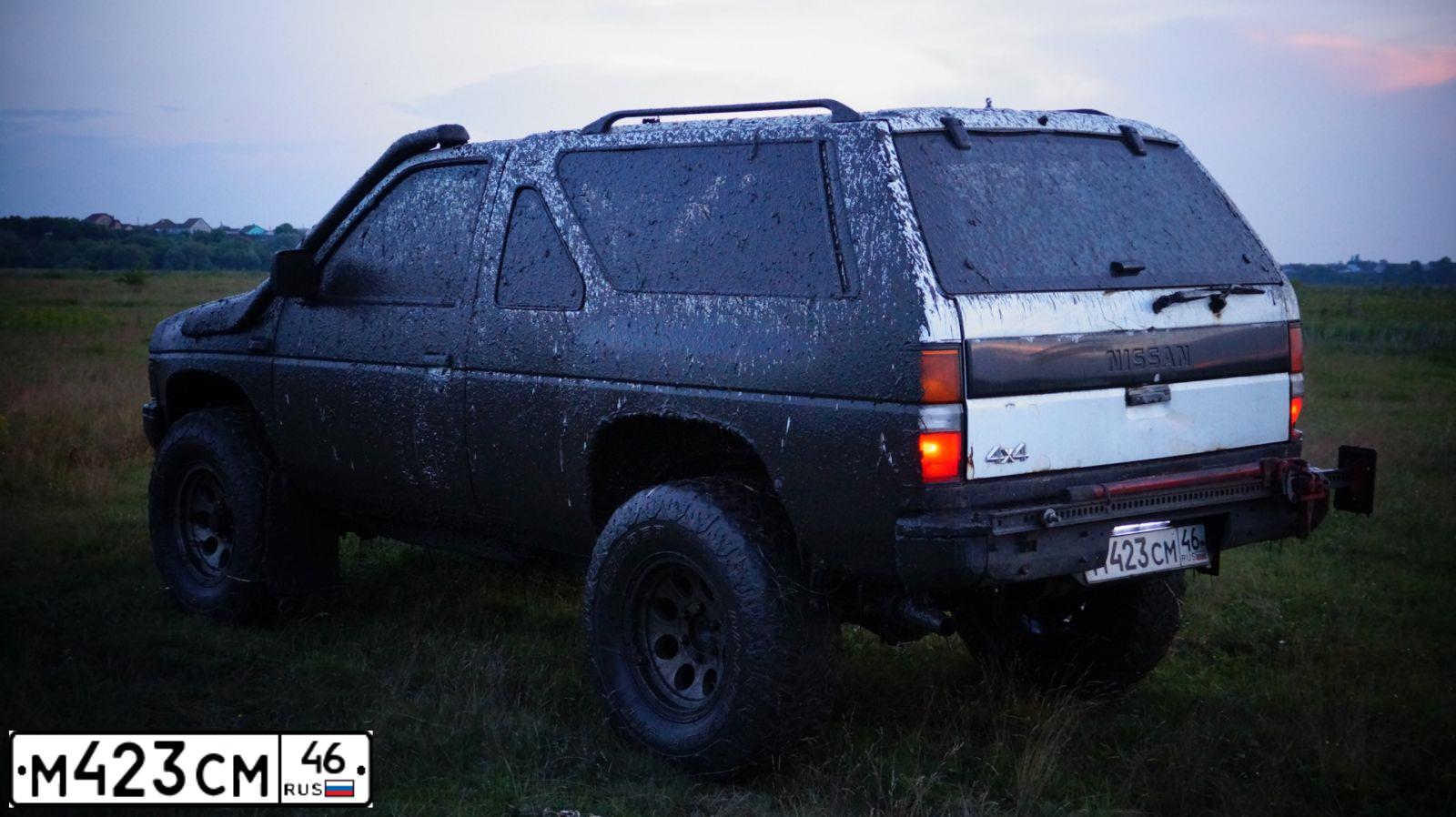 Фото автомобиля NISSAN TERRANO, 1987 — госномер М423СМ46. Цвет: БЕЛЫЙ