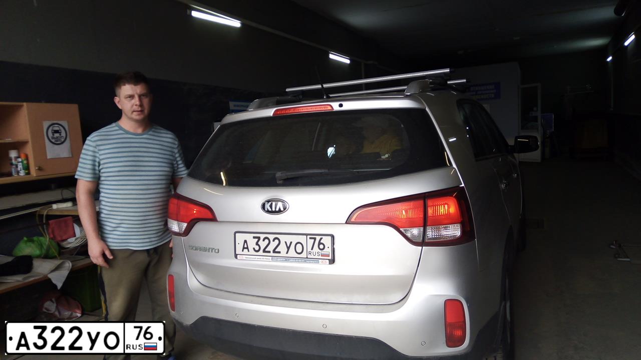 Фото автомобиля KIA SORENTO, 2012 — госномер С001АК76. Цвет: СЕРЫЙ