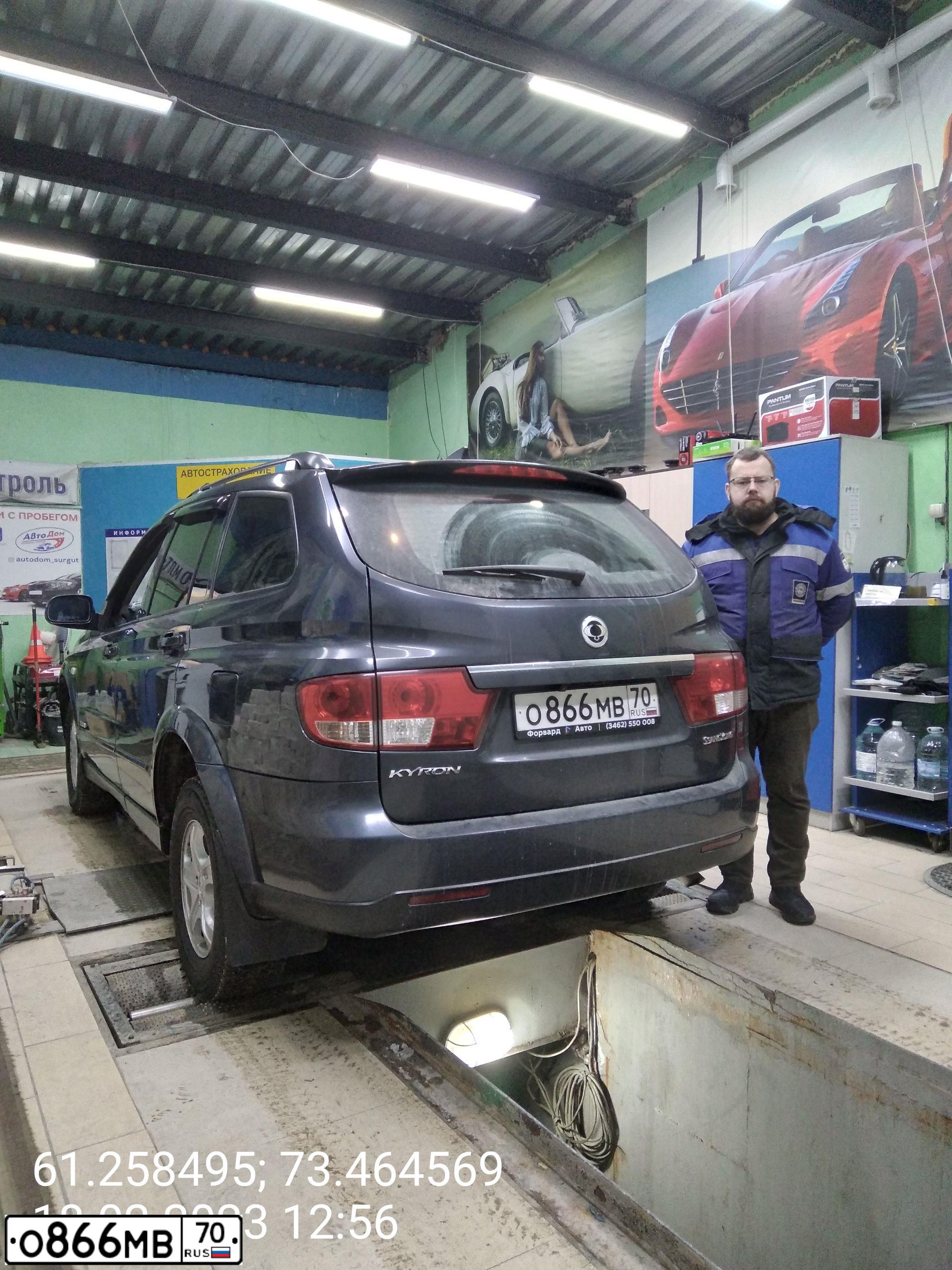 Фото автомобиля SSANGYONG KYRON, 2008 — госномер Е813ОТ186. Цвет: СИНЕ-СЕРЫЙ