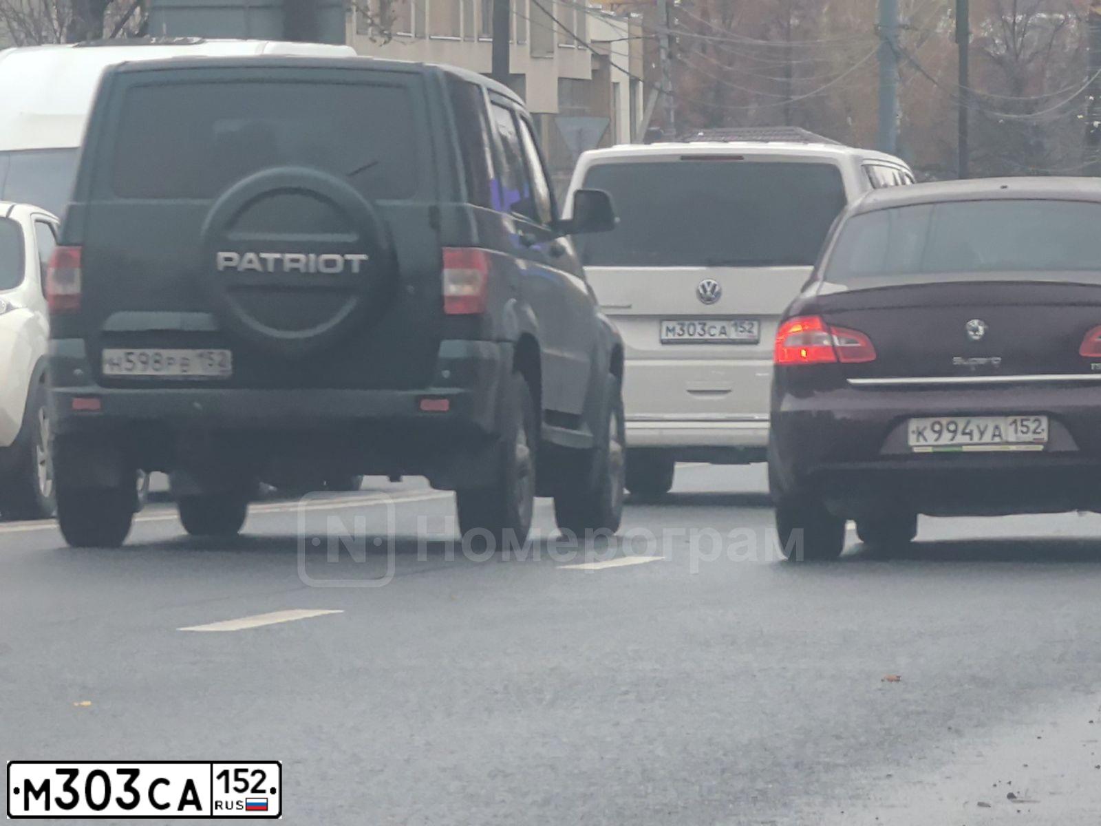 Фото автомобиля VOLKSWAGEN CARAVELLE, 2013 — госномер М303СА152. Цвет: СЕРЫЙ