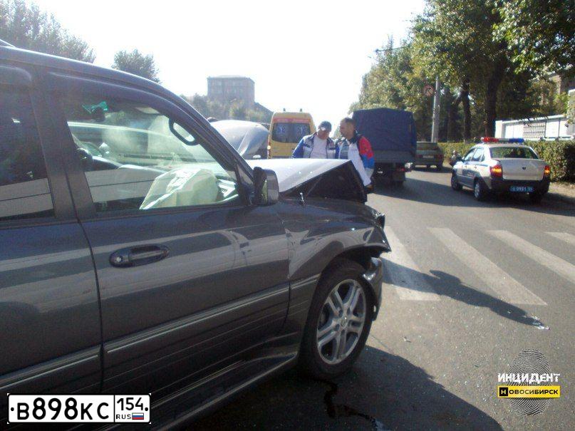 Фото автомобиля LEXUS LX, 2004 — госномер В898КС154. Цвет: СЕРЫЙ