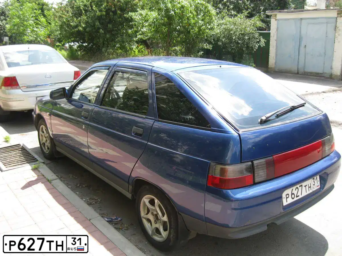 Фото автомобиля LADA 2112, 2002 — госномер У082КУ31. Цвет: СЕРЕБРИСТЫЙ ЯРКО-СИНИЙ