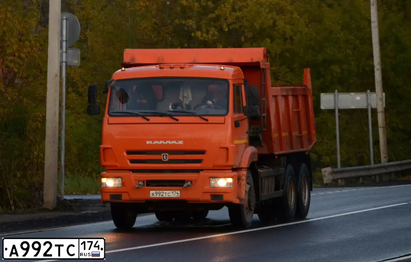 Фото автомобиля KAMAZ 65115 /6X4/, 2016 — госномер А992ТС174. Цвет: ОРАНЖЕВЫЙ