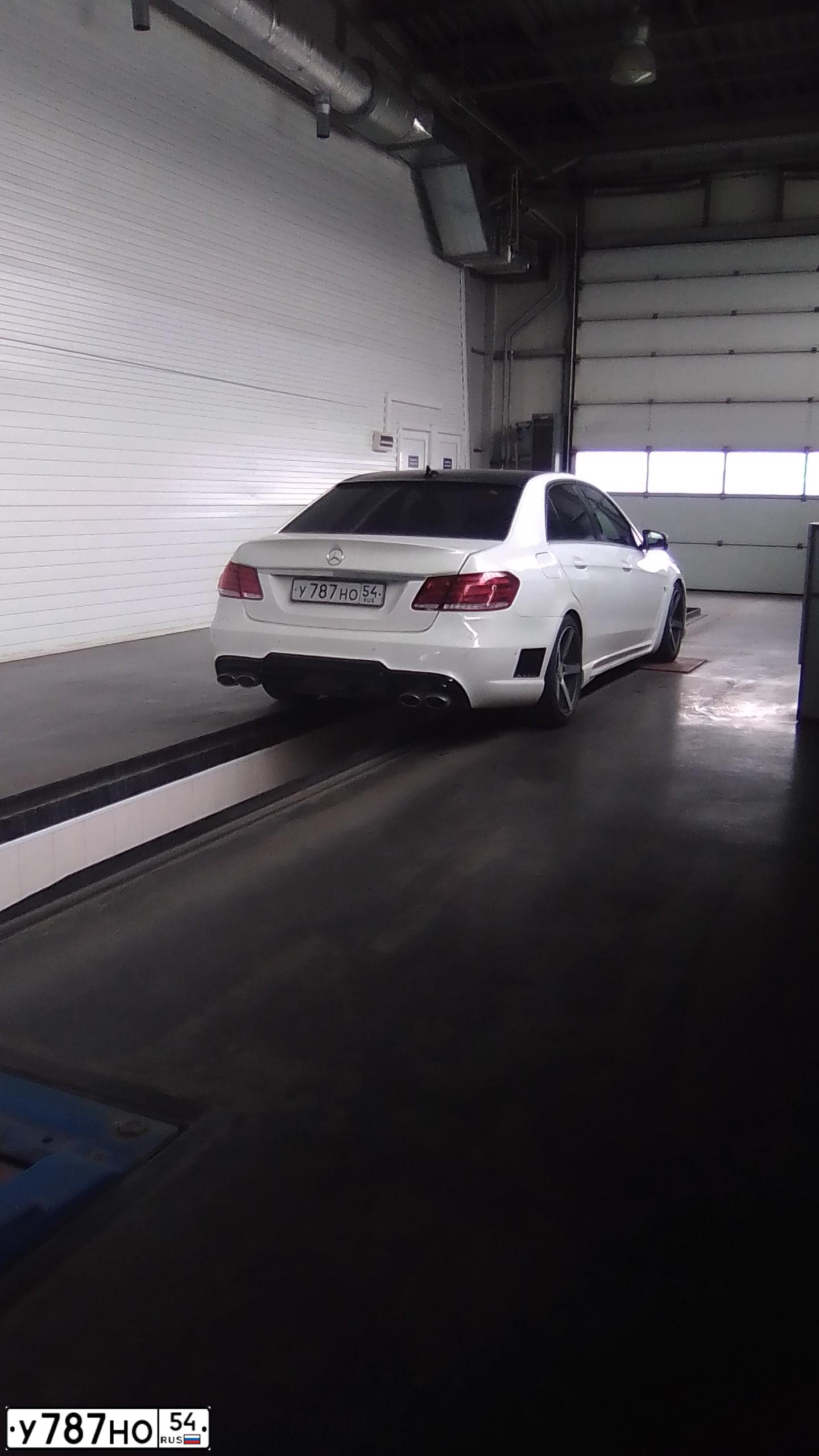 Фото автомобиля MERCEDES E-KLASSE, 2013 — госномер О200ОО22. Цвет: Белый