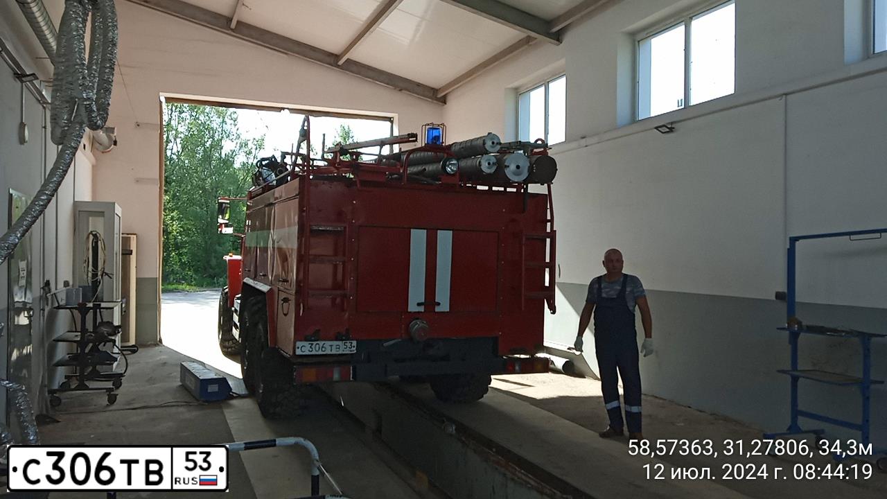 Фото автомобиля URAL 5557 /6X6/, 2011 — госномер С306ТВ53. Цвет: ЦВ СХ А6 ПО ГОСТ Р 50574-2019