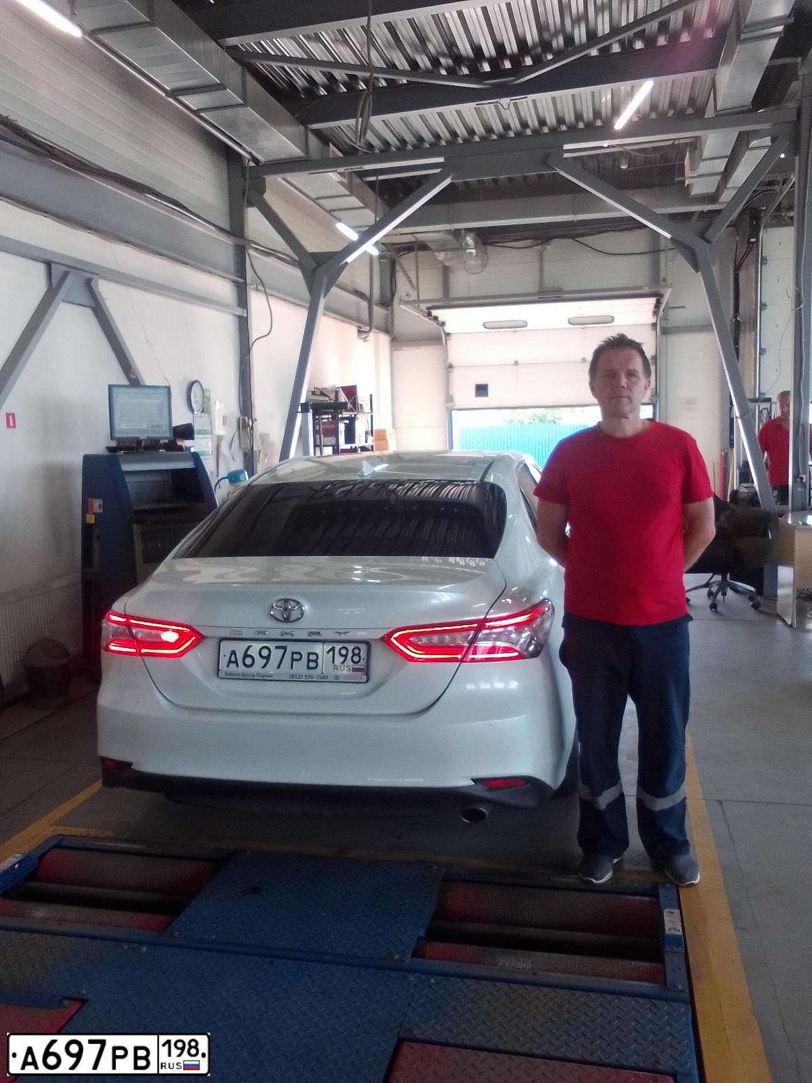 Фото автомобиля TOYOTA CAMRY, 2018 — госномер М430УВ33. Цвет: БЕЛЫЙ ПЕРЛАМУТР