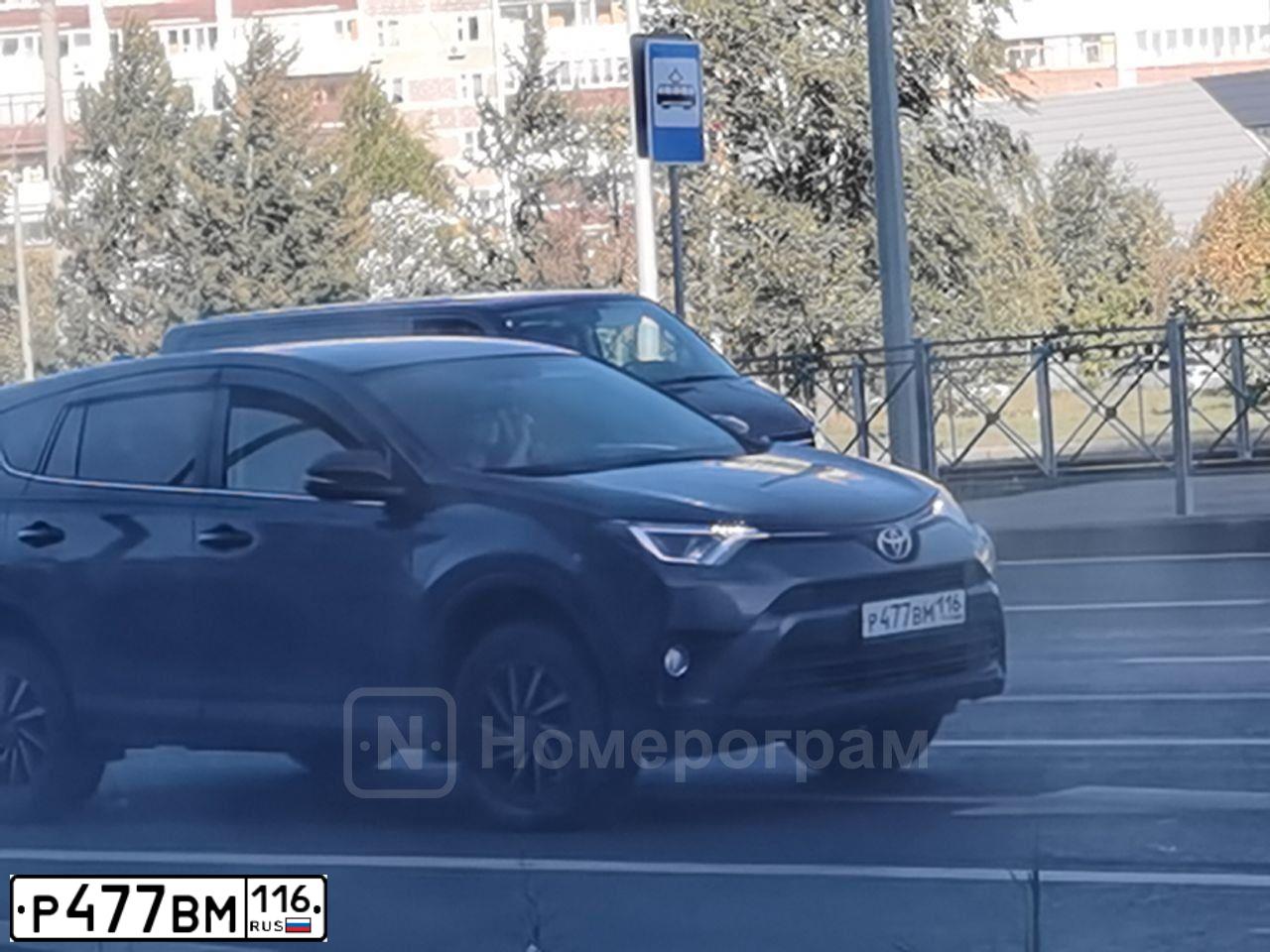 Фото автомобиля TOYOTA RAV4, 2015 — госномер Р477ВМ116. Цвет: Серый