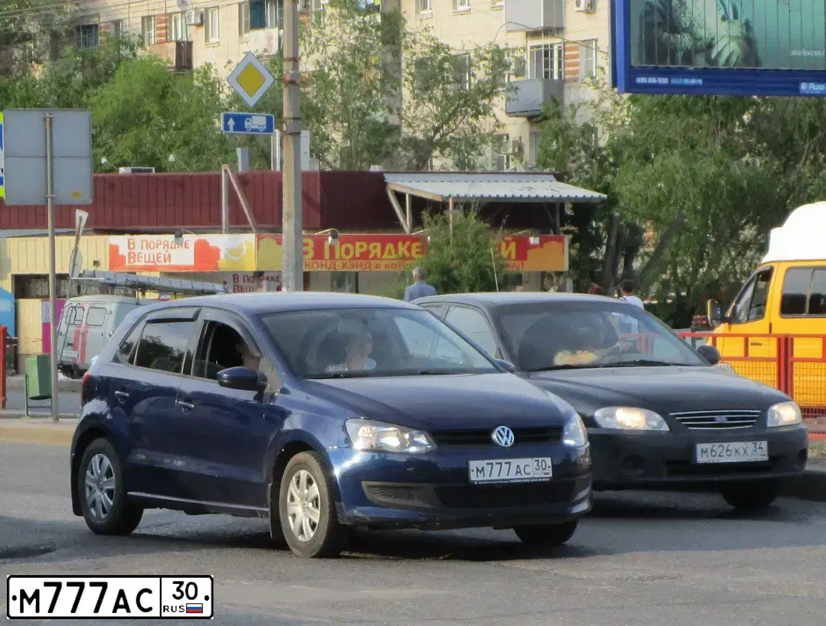 Фото автомобиля VOLKSWAGEN POLO, 2010 — госномер М777АС30. Цвет: Темно-синий