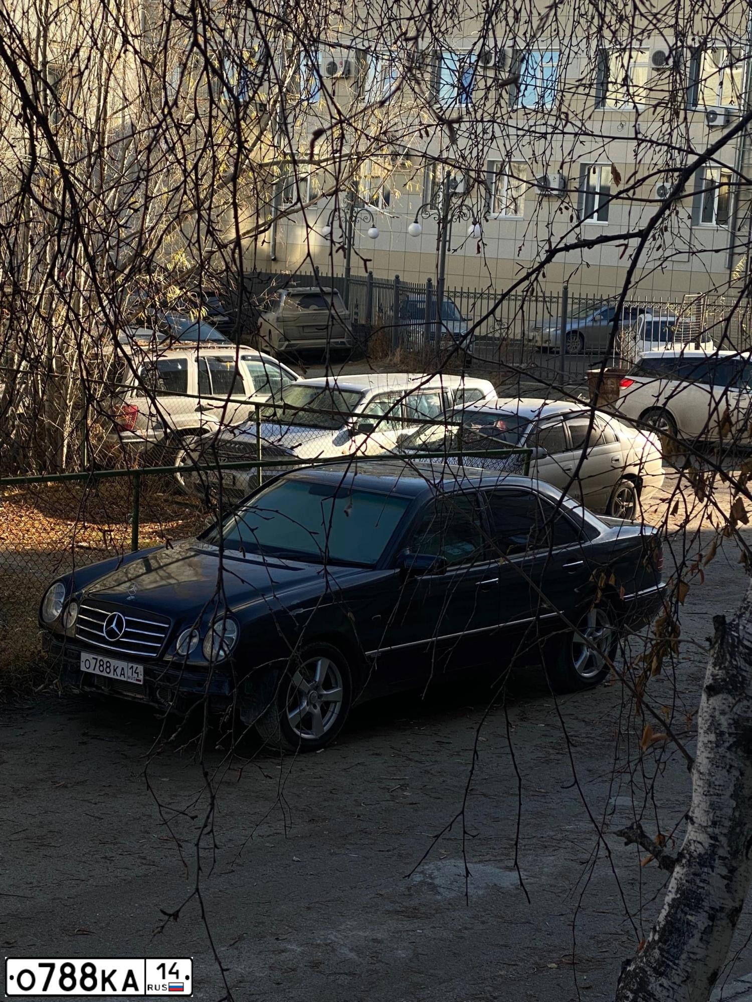 Фото автомобиля MERCEDES E-KLASSE, 1998 — госномер О788КА14. Цвет: СИНИЙ